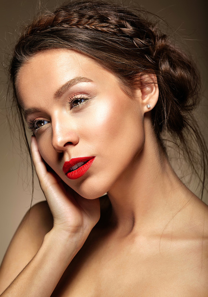 portrét krásných ženských modelů s čerstvým denním make-upem a červenými rty a zdravou kůží - Fotografie, Obrázek