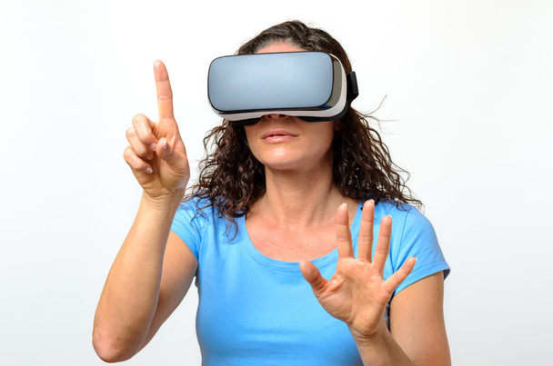 Mulher experimentando um ambiente virtual
 - Foto, Imagem