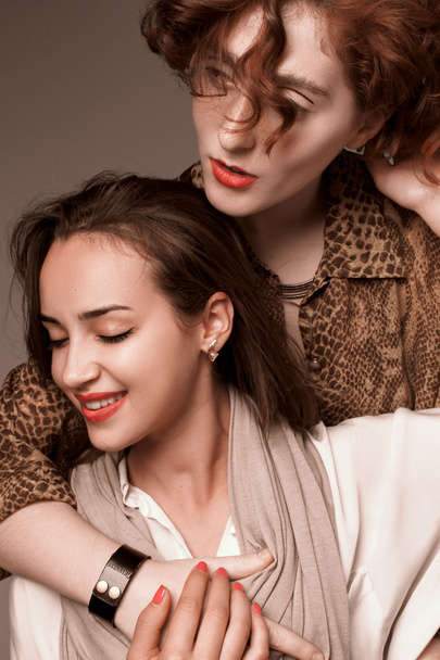 Дві дівчини в сафарі стилі чуттєво позує в студії
 - Фото, зображення