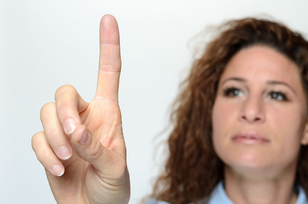 Donna che raggiunge con un dito per toccare uno schermo
 - Foto, immagini