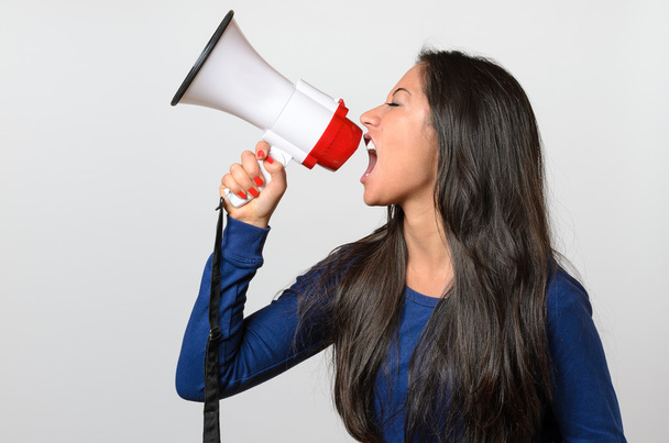 jonge vrouw schreeuwen in een megafoon - Foto, afbeelding