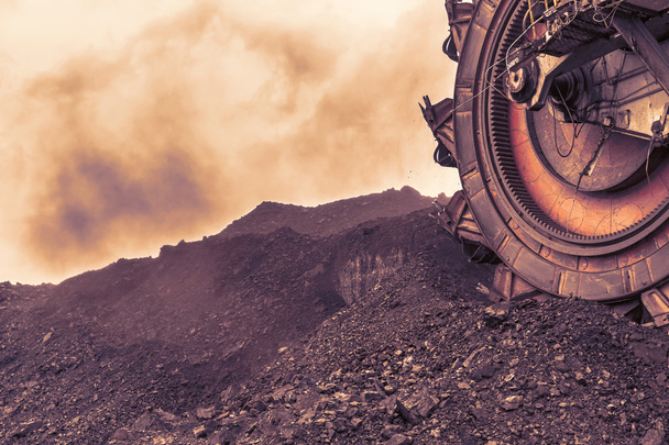 Excavadora de ruedas de cubo gigante para cavar el carbón marrón, cielo del atardecer, República Checa
 - Foto, imagen