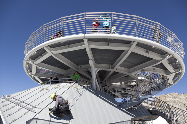 COURMAYEUR, IT - JULY 29, 2016: Unidentified people take a picture on panoramic terrace Punta Helbronner of new SKYWAY MONTE BIANCO terminal in Aosta Valley region of Italy. - Foto, Bild