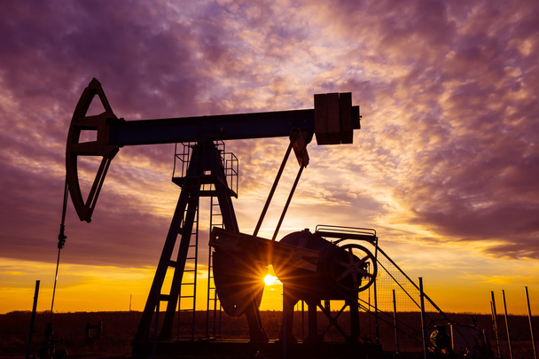 Eksploatacji ropy naftowej i gazu, które są dobrze, w odległym terenie - Zdjęcie, obraz