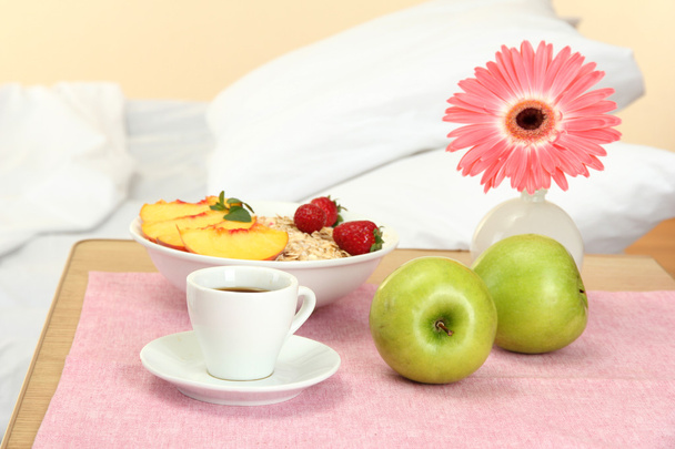 colazione leggera sul comodino accanto al letto
 - Foto, immagini