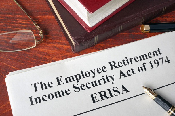 ERISA Legge del 1974 sulla sicurezza del reddito dei lavoratori dipendenti su un tavolo
. - Foto, immagini