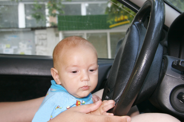 Baby fährt Auto - Foto, Bild