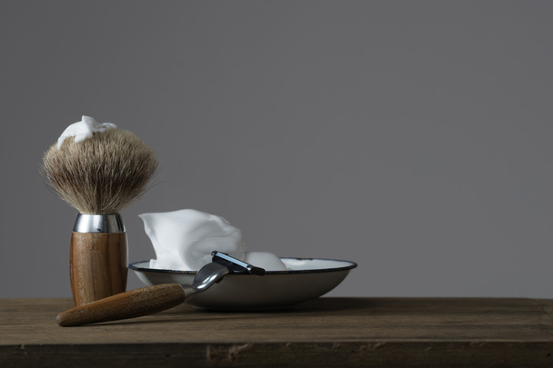вінтажне обладнання для гоління на дерев'яному столі
 - Фото, зображення