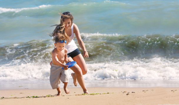 mère heureuse et fils jouant sur la plage
 - Photo, image