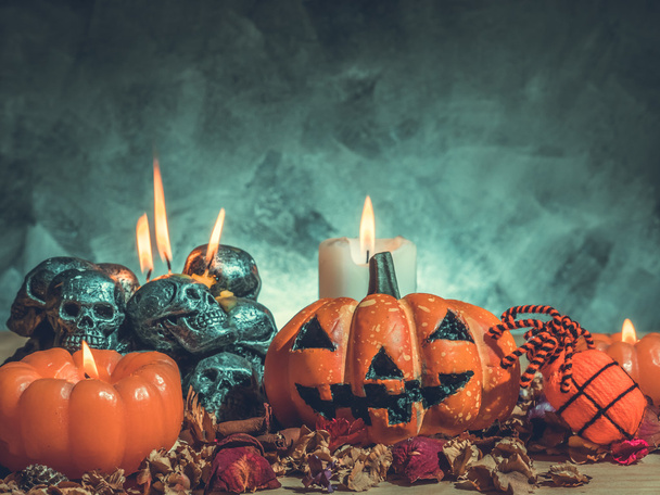 Halloween pumpkins with candlelight and skulls on dark background - Foto, imagen