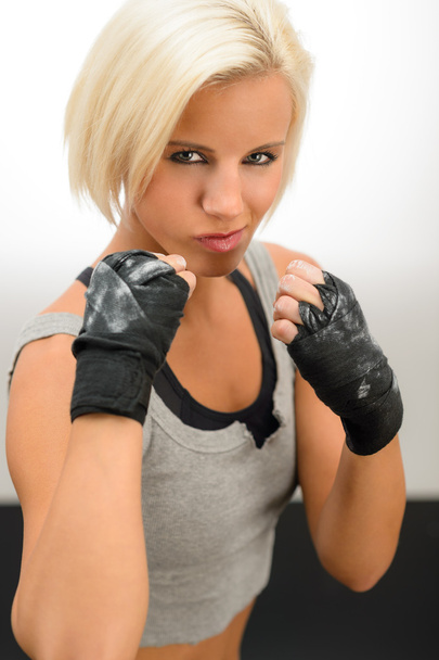 Woman ready to fight with kickbox gloves - Foto, afbeelding