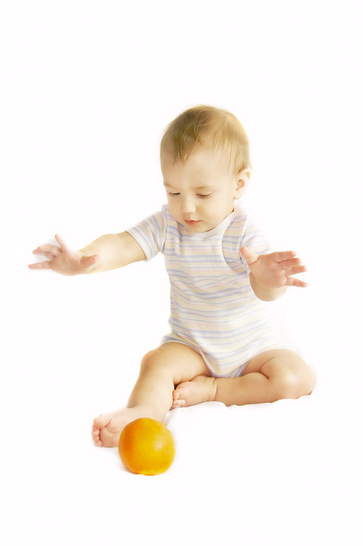 dziecko i pomarańczowym nad białym - Zdjęcie, obraz