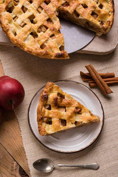 ломтик яблочного пирога на деревенской обстановке
 - Фото, изображение