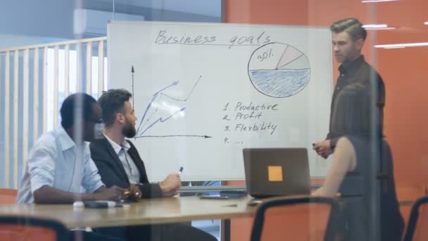 Smart boss explaining new goals to his office workers. - Záběry, video