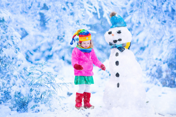 冬の雪の男の小さな女の子 - 写真・画像