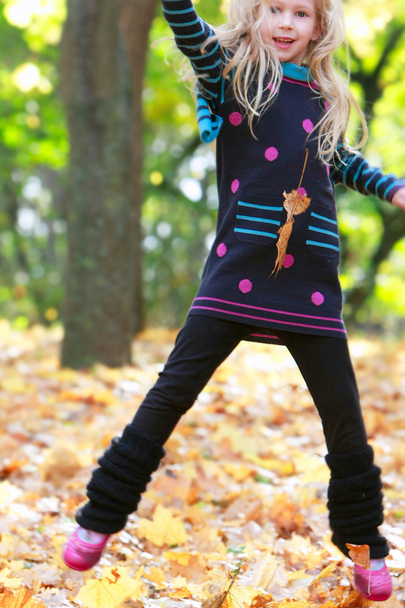 jumping girl in autumn park - Zdjęcie, obraz