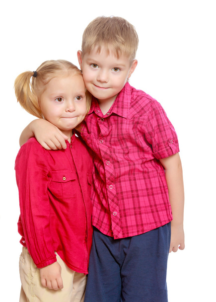 Kleine Jungen und Mädchen umarmen sich - Foto, Bild