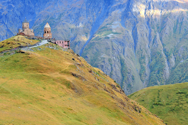 Gergeti vecchia chiesa nella catena montuosa del Kazbek
 - Foto, immagini