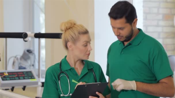 Médico conversa com enfermeira no hospital
 - Filmagem, Vídeo