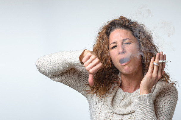 Aantrekkelijke jonge vrouw drie sigaretten roken  - Foto, afbeelding