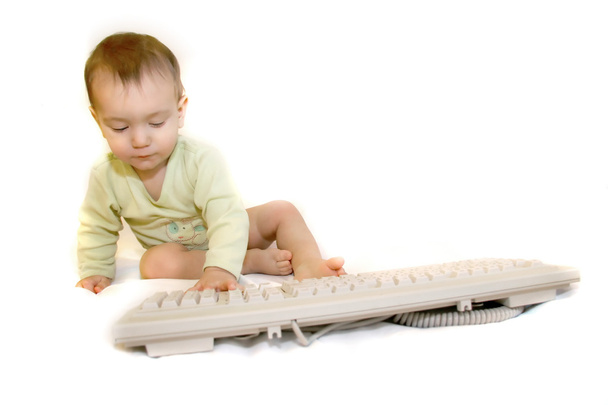 Menino com teclado sobre branco
 - Foto, Imagem