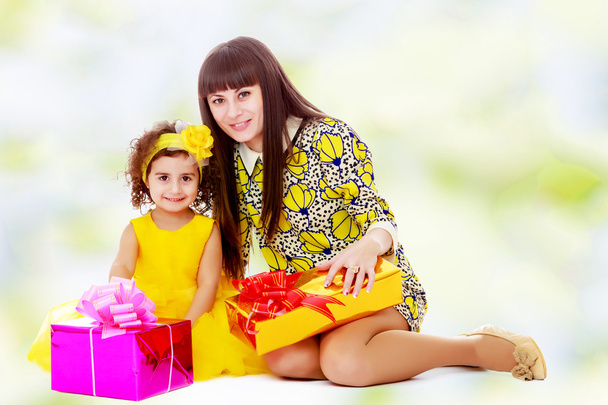 Mom and daughter with gifts in the New year - 写真・画像
