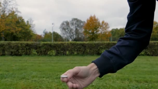 férfi kézi dob egy érme lassú mozgás - Felvétel, videó