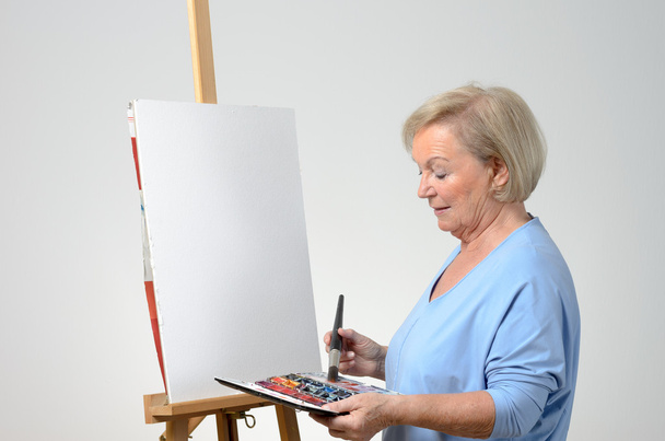 Mujer mayor disfrutando pintando
 - Foto, imagen
