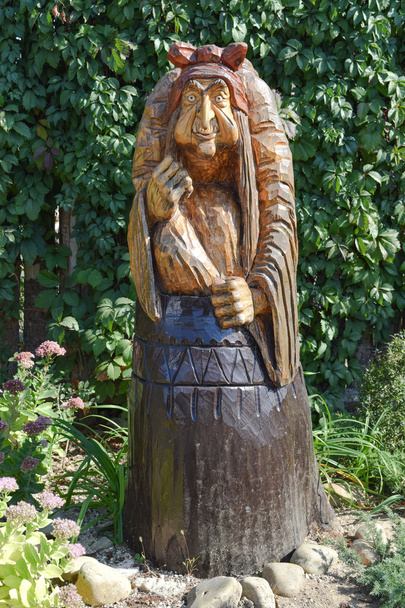 The wooden statue of Baba Yaga in a mortar. Fairy-tale characters Baba Yaga, wooden decoration - Fotografie, Obrázek