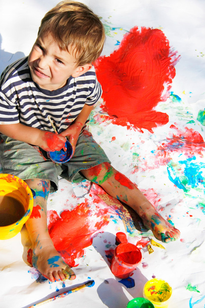 Cute boy painting over white - Foto, immagini