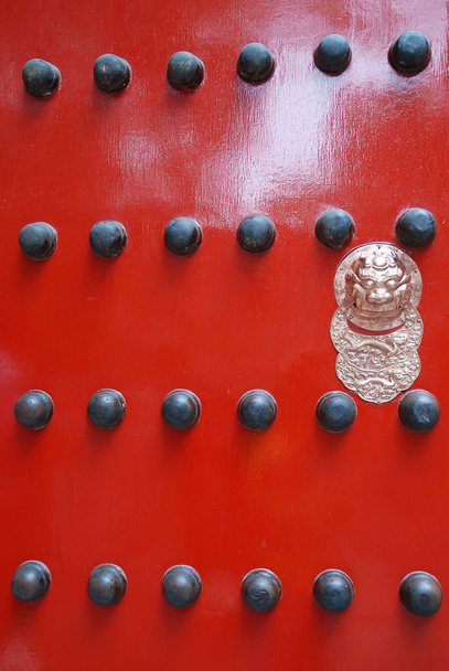 Красная китайская дверь с головой льва
. - Фото, изображение