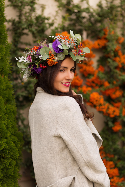 Mulher bonita em uma coroa de flor
 - Foto, Imagem