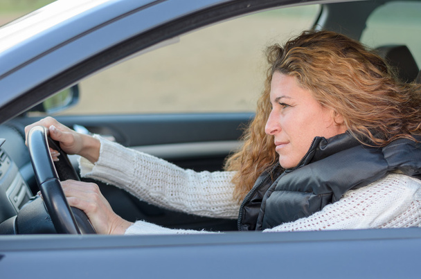γυναίκα οδήγηση αυτοκινήτου της ist  - Φωτογραφία, εικόνα