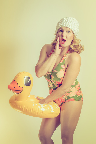 Bir ördek yeleğini tutan kadın - Fotoğraf, Görsel