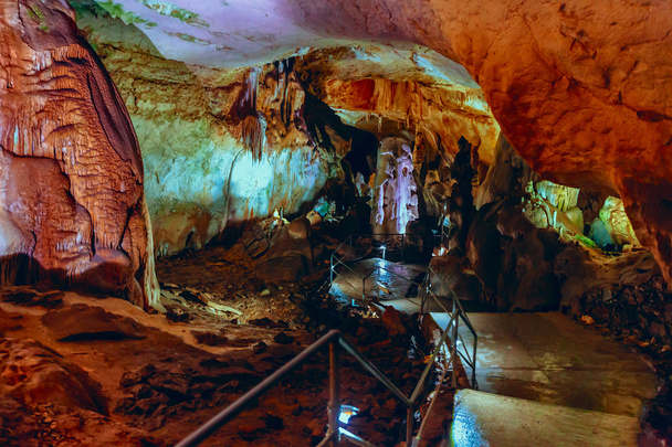 Grotte de marbre Plateau de Chatyrdag Crimée par Sergey Nosov - Photo, image