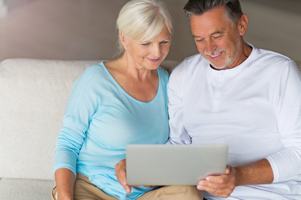 Senior couple using laptop - Zdjęcie, obraz