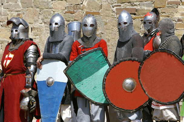plusieurs chevaliers sur fond de mur de pierre
 - Photo, image