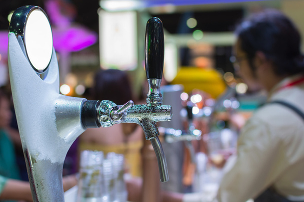 Barman o barista che versano una birra lager alla spina dal rubinetto della birra
 - Foto, immagini