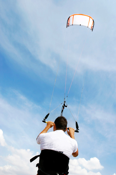 кайтсерфер и его воздушный змей на фоне неба
 - Фото, изображение