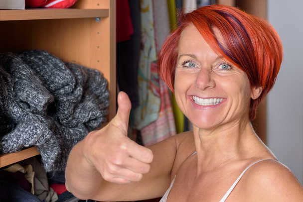 glückliche Frau mittleren Alters vor ihrem Kleiderschrank - Foto, Bild
