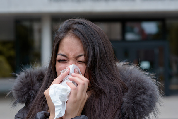 Женщина с сезонным зимним холодом и гриппом
 - Фото, изображение