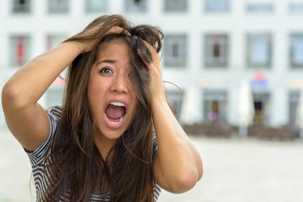 Mulher gritando e rasgando seu cabelo
 - Foto, Imagem