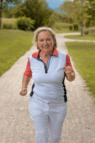 Zdrowy czynny starszy kobieta na zewnątrz jogging - Zdjęcie, obraz