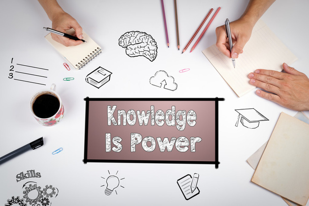 El conocimiento es el concepto de poder. La reunión en la mesa de la oficina blanca
 - Foto, Imagen