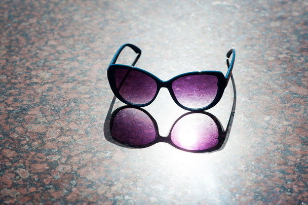 Pembe güneş gözlüğü ve yansıma - Fotoğraf, Görsel