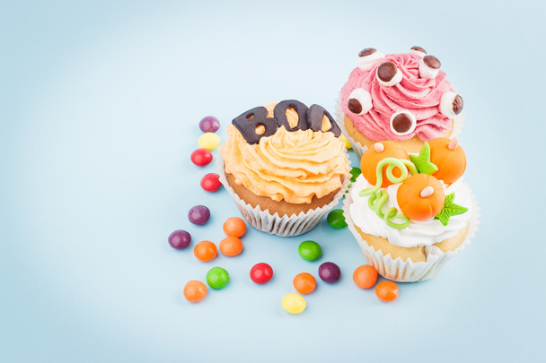 Halloween cupcakes met gekleurde decoratie - Foto, afbeelding
