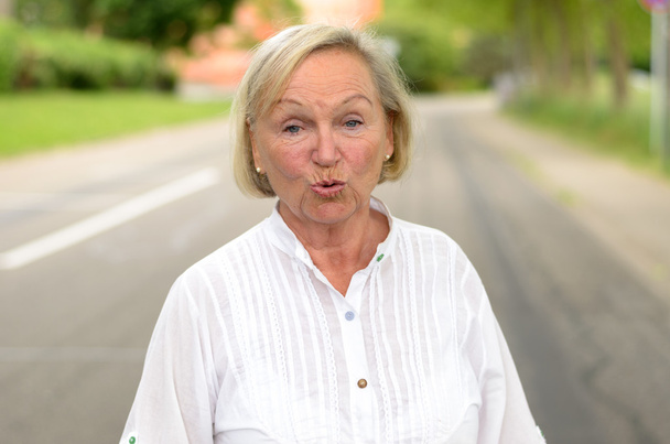 Aikuinen nainen kaikki valkoinen kävely kadulla
 - Valokuva, kuva