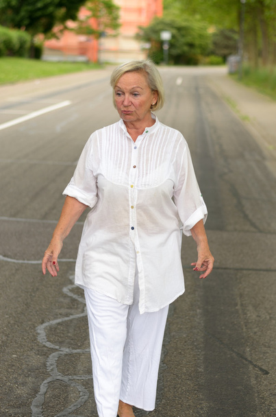 erwachsene Frau ganz in Weiß auf der Straße - Foto, Bild
