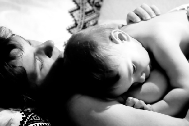 Madre che nutre il suo bambino
 - Foto, immagini