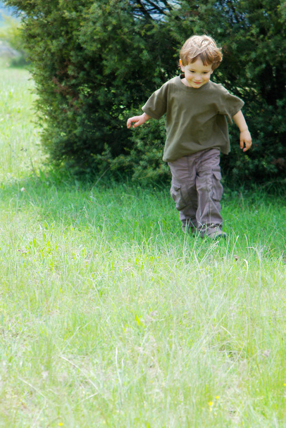 Niño feliz corriendo sobre fondo natural
 - Foto, Imagen